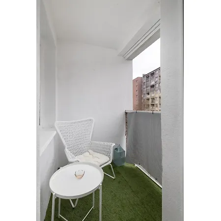 With Balcony Near Bulwary Wislane Wwa67 * Varsovia